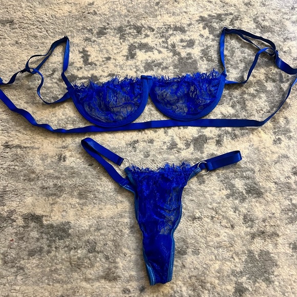Electric blue lace lingerie set - Picture 2 of 5